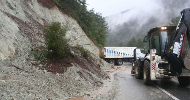 Aşırı yağış sonrası heyelan meydana geldi