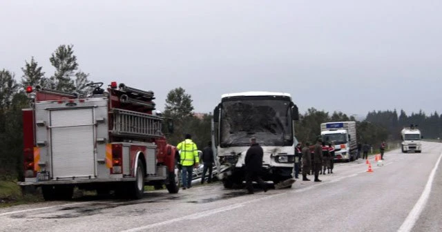 Askeri personelleri taşıyan araç kaza yaptı, 1 ölü, 4 yaralı