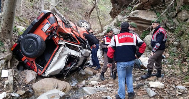 Tire&#039;de bir cip uçuruma yuvarlandı, 3 ölü