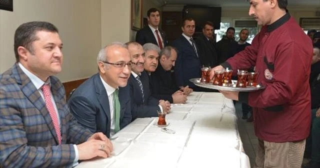 Bakan taksicilerle çay içti, dertlerini dinledi