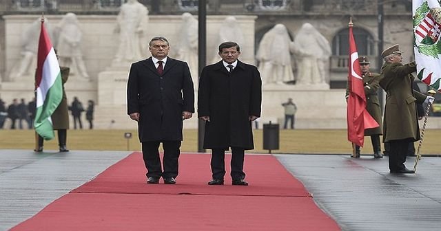 Başbakan, Macaristan&#039;da resmi törenle karşılandı