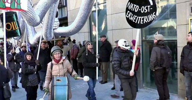 Binlerce kişi NATO&#039;yu protesto etti