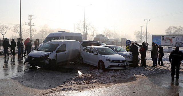 Bursa-Mudanya karayolunda 100&#039;e yakın araç birbirine girdi