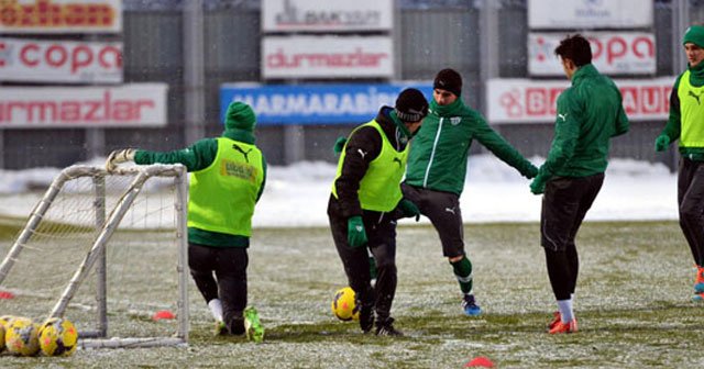 Bursaspor kar altında çalıştı