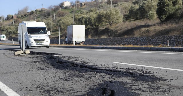 Çanakkale - İzmir yolu çöktü