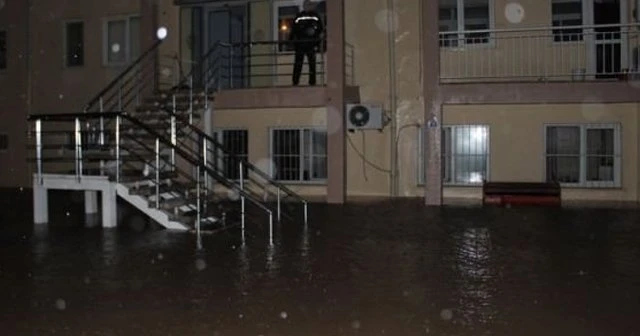 Çeşme'de şiddetli yağmur sele neden oldu