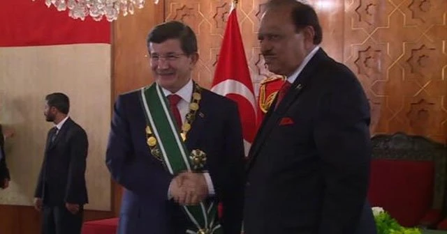 Davutoğlu'na Pakistan'da devlet nişanı