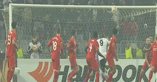 Demba Ba'nın şutu direkten böyle döndü