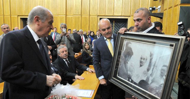 Devlet Bahçeli&#039;ye Bozkurt yapan Atatürk fotoğrafı