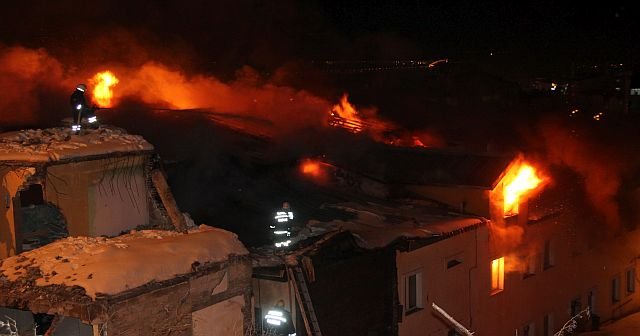 Erzurum&#039;da çatı katında yangın, 5 itfaiyeci hastaneye kaldırıldı