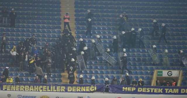 Fenerbahçe tribünleri karıştı