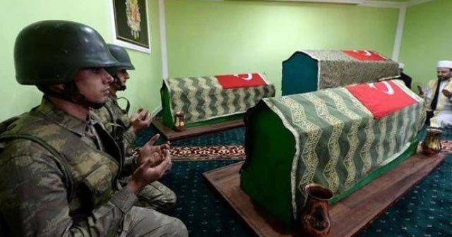 Hüseyin Aygün dua eden askerle dalga geçti