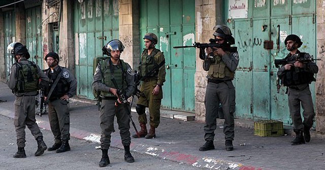 İsrail Batı Şeria&#039;da 10 Filistinliyi gözaltına aldı