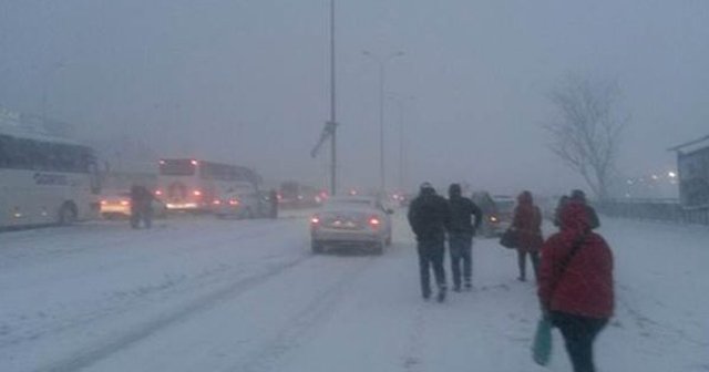 İstanbul&#039;da 40-60 santimetre kalınlığında kar