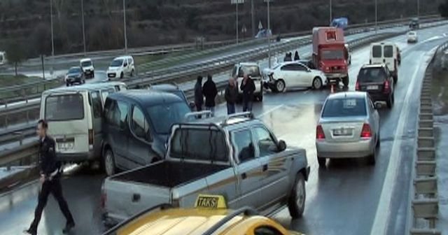 İstanbul&#039;da buzlanan yolda 10 araç birbirine girdi