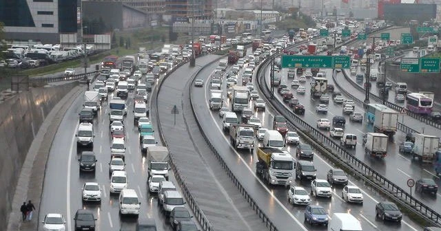 İstanbul’da kar trafiği felç etti