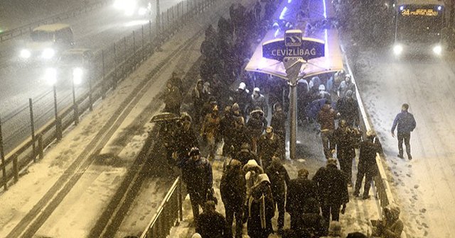 İstanbul&#039;da trafik durdu metrobüs aksadı