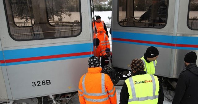 İstanbul&#039;da tramvay raydan çıktı