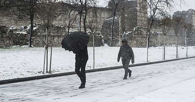 İstanbul&#039;daki fırtınada 9 binanın çatısı uçtu