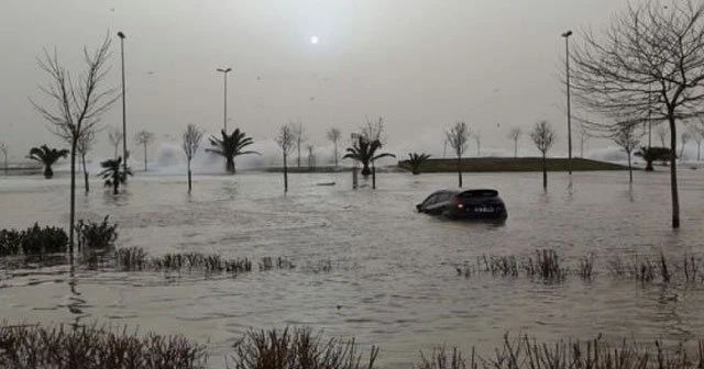 İstanbul Pendik&#039;te deniz yolu yuttu