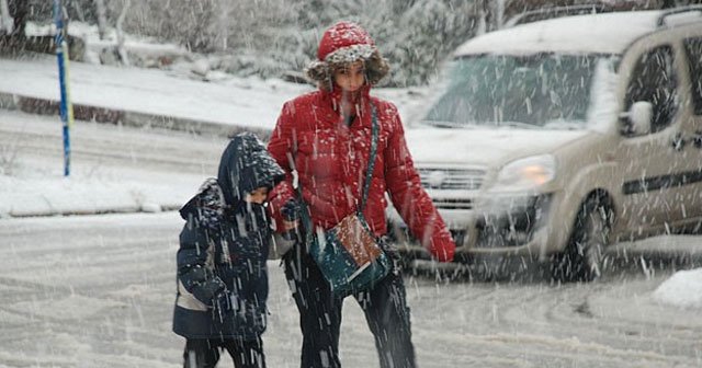 İstanbul ve Ankara&#039;da eğitime kar engeli