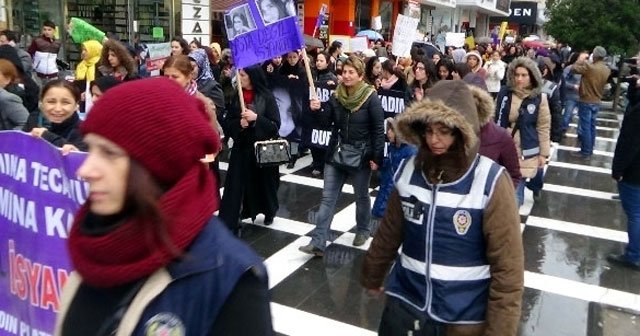 Kadın polisler Özgecan Aslan protestosuna destek verdi