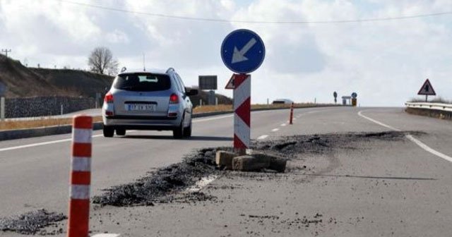 Karayolunda 30 metrelik çatlak