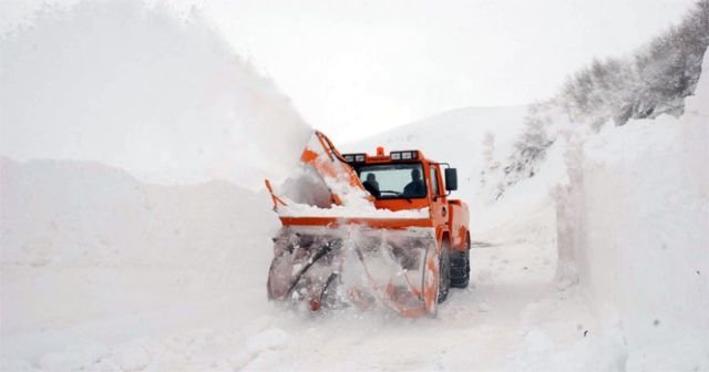 Kurtarma ekibi çığ altında kaldı