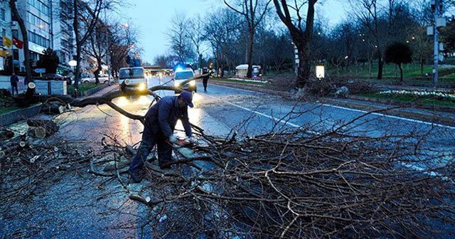 Lodos Türkiye&#039;yi yıktı geçti, 9 ölü