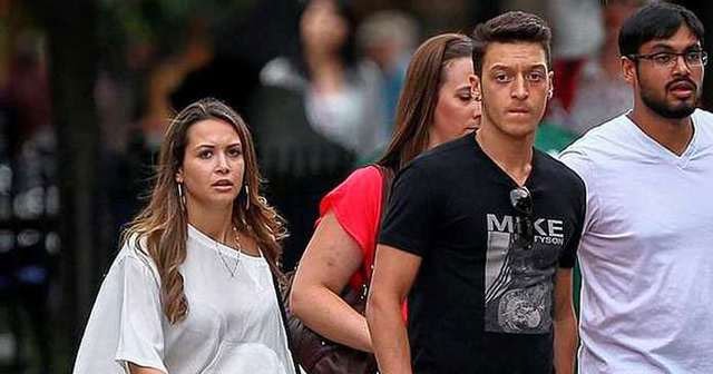 Mesut Özil, Mandy Capristo aşkı yeniden