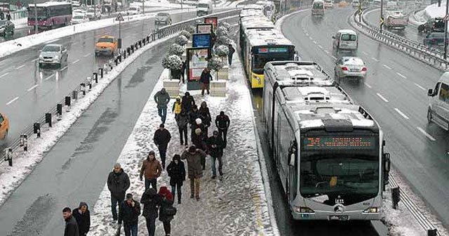 Metrobüsler uzun kuyruk oluşturdu