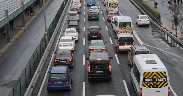 Okullar açıldı, İstanbul&#039;da trafik kilitlendi