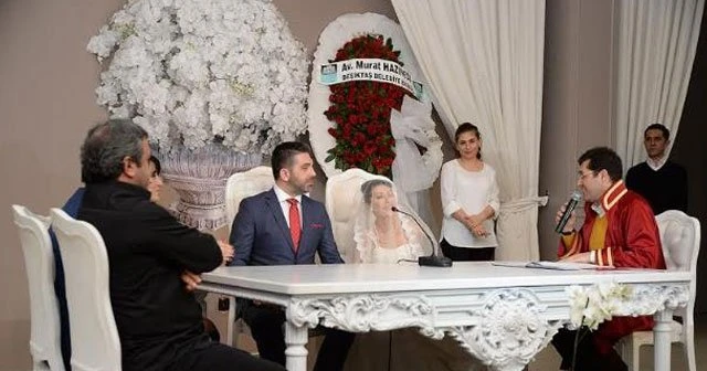 Şarkıcı Gülay evlendi