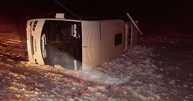 Sivas'ta midibüs devrildi, 13 yaralı