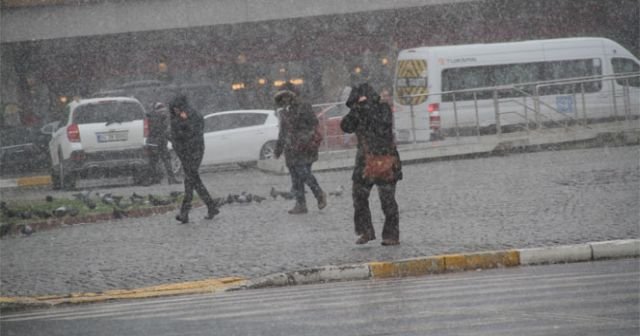 Taksim’de kar yağışı etkisini gösterdi