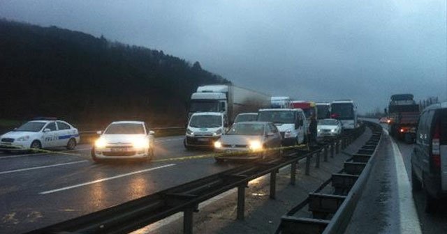 TEM’de TIR devrildi, 3 km kuyruk oluştu