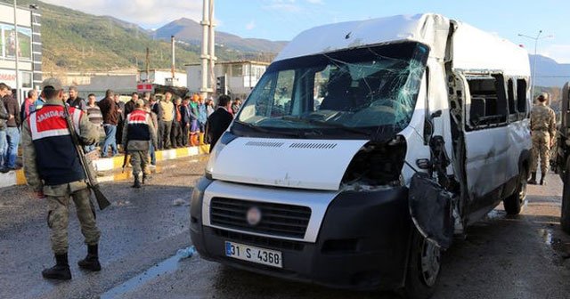 TIR öğrenci servisine çarptı, 1 ölü 14 yaralı