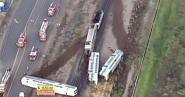 Tren raydan çıktı, 30 yaralı