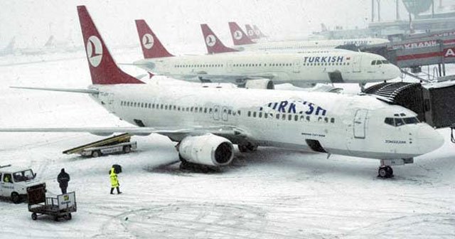 Ünlüleri taşıyan uçak İstanbul&#039;a inemedi