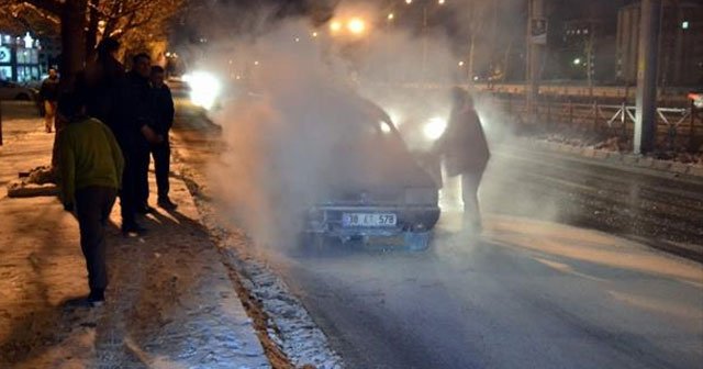 Yanan otomobilini kendisi söndürdü