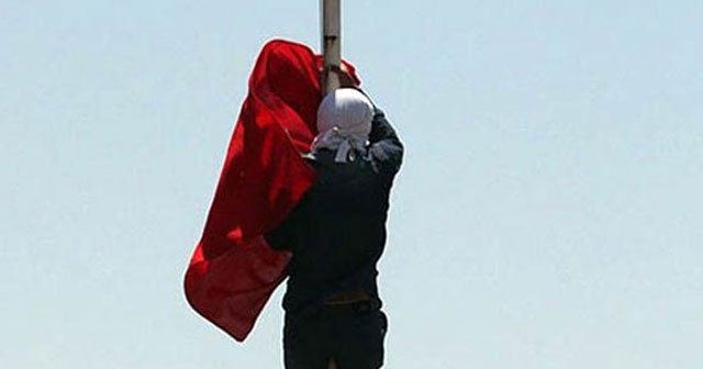 2 ilimizde Türk bayrağına çirkin saldırı