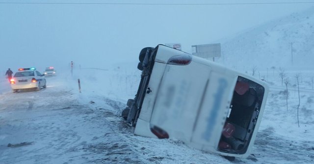 2 otobüs peş peşe devrildi, 30 yaralı