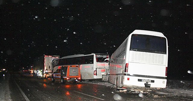 Afyonkarahisar&#039;da zincirleme trafik kazası, 1 ölü, 15 yaralı