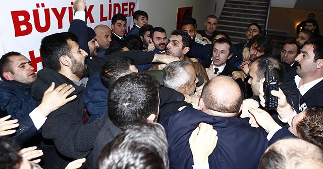 Ahmedinejad&#039;ı protesto etti, başına gelmeyen kalmadı