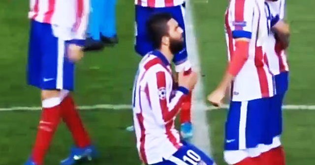 Arda Turan diz çöküp dua etti