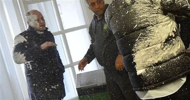 Bakan'a köpüklü saldırı