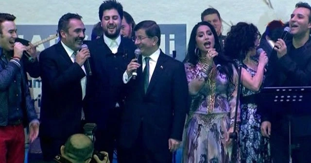 Başbakan Davutoğlu sahneye çıktı, şarkı söyledi