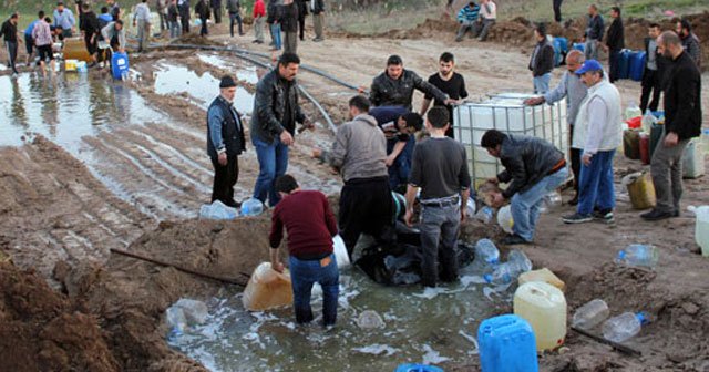 Boru hattı delindi, köylüler mazotu bidonlarla götürdü