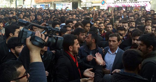 Cadde ortasında eşine silahla ateş eden şahıs linç edilmek istendi