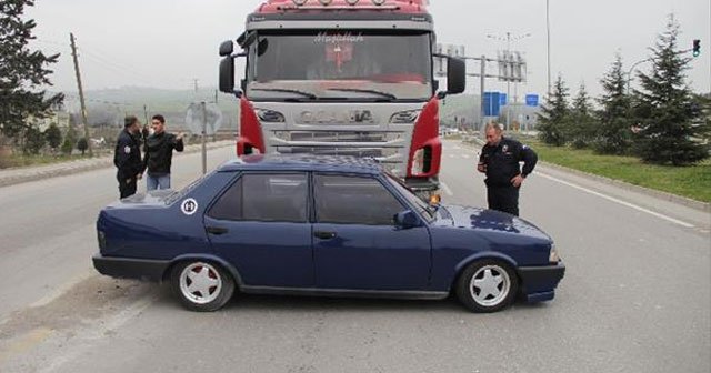 Çarptığı otomobili 25 metre sürükledi